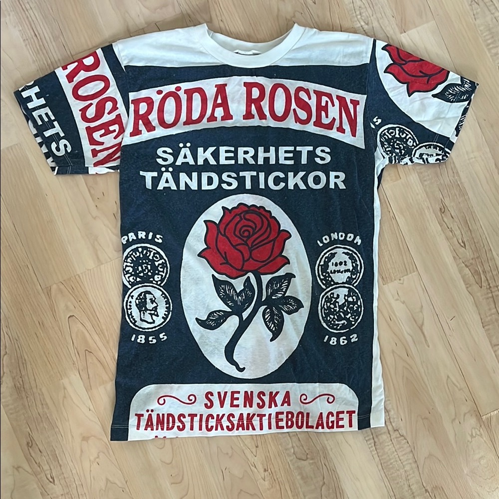 Röda Rosen Graphic T-Shirt